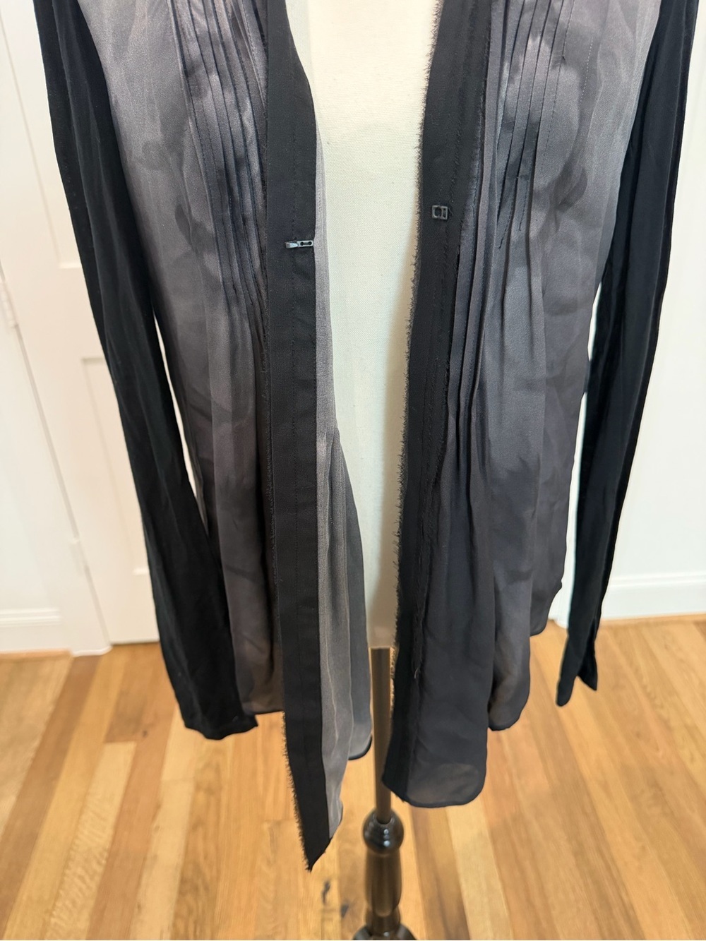 Elie Tahari Silk Ombre Pleated Blouse XS Gray Black Long Sleeve - Picture 6 of 9